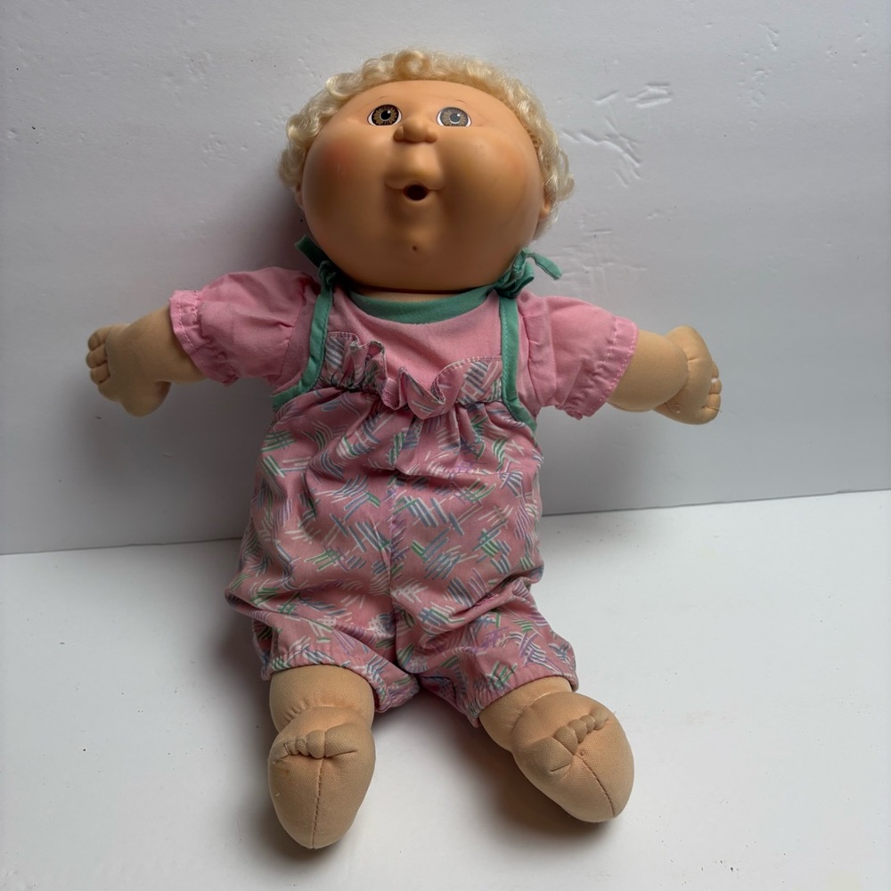 Hasbro Girl Cabbage Patch Doll Blow a Kiss First Edition 1990 Blonde Cornsilk
